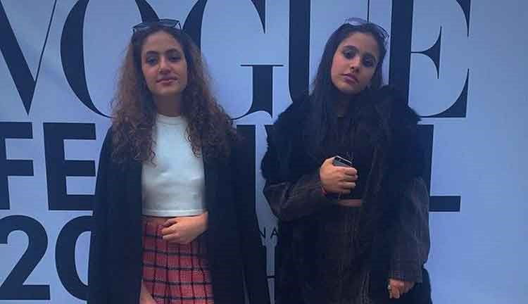بالصور.. ابنتا عمرو دياب بنفس اللوك في مهرجان للموضة بلندن 