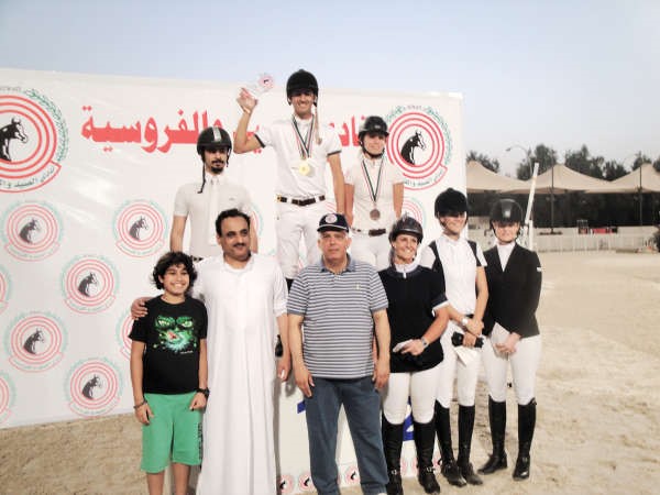 خليل اسد مع الفائزات والفائزين بالمراكز الاولى ﻿