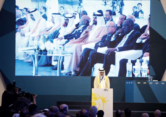 الشيخ احمد الفهد وبلاتر خلال القاء الشيخ سلمان بن ابراهيم كلمته في الكونغرس الاسيوي﻿