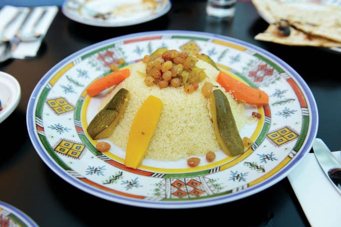 «الدار» عراقة المطبخ المغربي بأشهى الأطباق والوصفات المختارة