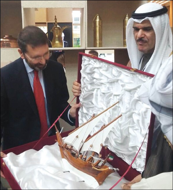 الشيخ سلمان الحمود يهدي عمدة روما البوم الكويتي
