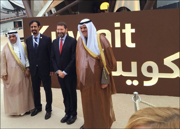 الشيخ سلمان الحمود والسفير الشيخ علي الخالد وفيصل المتلقم وعمدة روما امام الجناح الكويتي