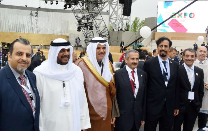 الشيخ سلمان الحمود متوسطا الشيخ احمد المنصور والشيخ مبارك الدعيج والسفير الشيخ علي الخالد والقنصل عبدالناصر بوخضور والزميل ماضي الخميس