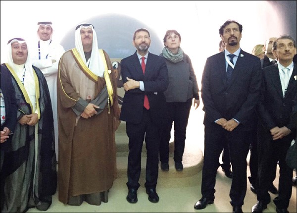 الشيخ سلمان الحمود والسفير الشيخ علي الخالد والقنصل عبدالناصر بو خضور والزميل عماد بوخمسين وعمدة روما داخل جناح الكويت