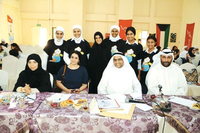 لجنة التحكيم مع الطالبات اللاتي شاركن بمشاريع صغيرة فاجات اللجنة كما يقول فارس العنزي الثاني من اليمين ﻿