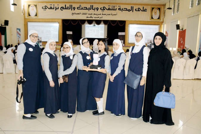 طالبات كويتيات عرضن مشاريعهن المبتكرة في ملتقى التاجر الصغير الذي نظمه برنامج اعادة هيكلة القوى العاملة لغرس مفاهيم الاقتصاد الحر في اذهان الطلاب ﻿