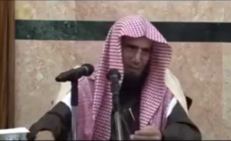 بالفيديو.. إمام مسجد: المرأة لاتهتم في كرة القدم إلا بمشاهدة أفخاذ اللاعبين! لايهمها فاز فلان ولا علان