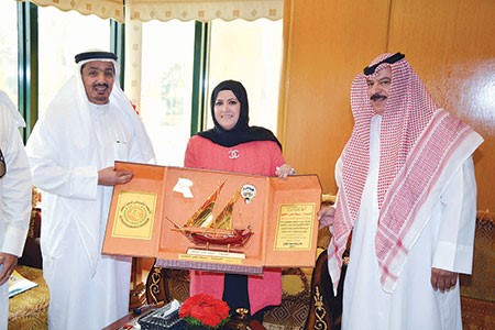 هادي الوطري وفهد العازمي يقدمان درعا تقديرية الى نبيلة الخليل
