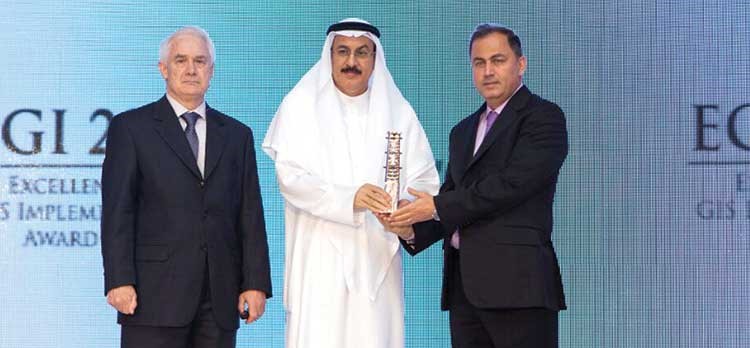 مساعد العسعوسي متسلما الجائزة