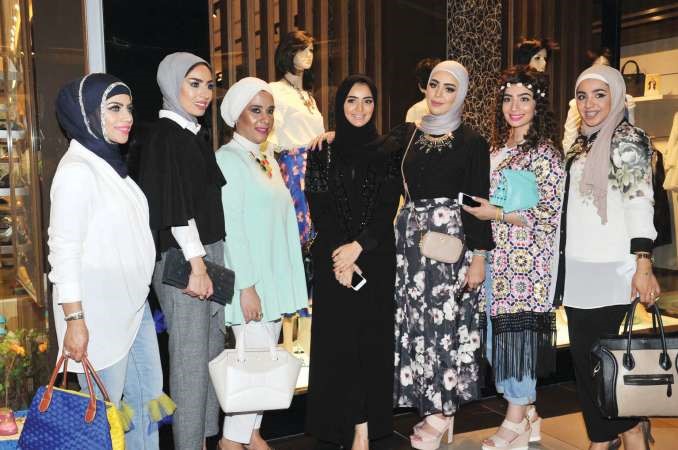 مريم الجمعة مع عدد من الحاضرات