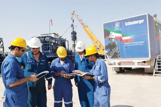 موجة غضب عارمة تجتاح القطاع النفطي من تخفيض الامتيازات والمكافات من مشروع قانون البديل الاستراتيجي