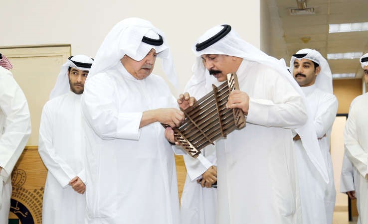 الفريق سليمان الفهد يستمع من اللواء العوضي عن طريقة التهريب﻿