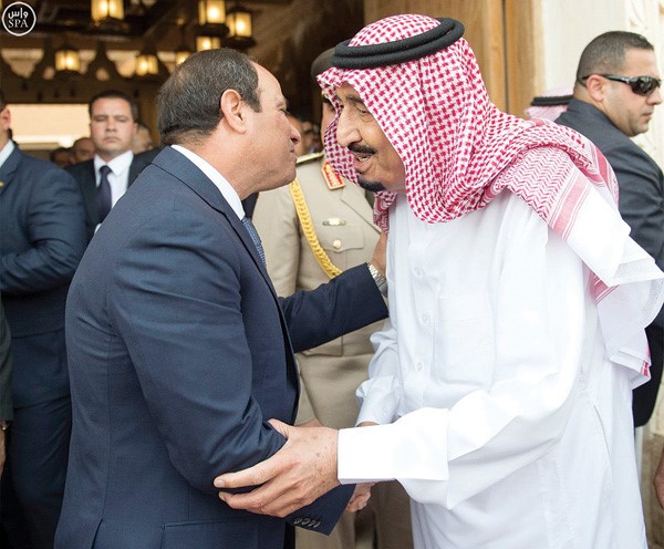 خادم الحرمين الشريفين الملك سلمان بن عبدالعزيز مستقبلا الرئيس المصري عبد الفتاح السيسي في قصر العوجا في الدرعية امس 	واس