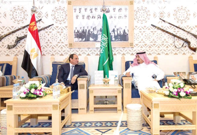 خادم الحرمين الشريفين الملك سلمان بن عبدالعزيز مستقبلا الرئيس المصري عبد الفتاح السيسي في قصر العوجا في الدرعية امس