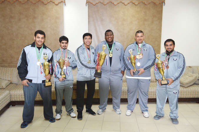 اللاعبون الابطال مع الكؤوس والميداليات