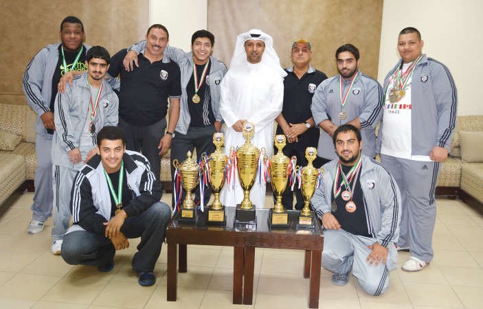 عضو مجلس الادارة ومدير اللعبة يوسف القديري يتوسط اللاعبين الابطال والجهاز الفني
