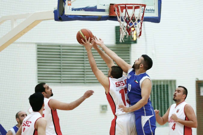لاعب التضامن محمود يوسف يمنع لاعب الصليبخات فهد الشمري من التسجيل 
