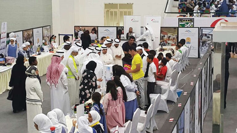 اقبال كبير من الجمهور للتعرف على مهارات اعضاء النادي في الروبوت ﻿