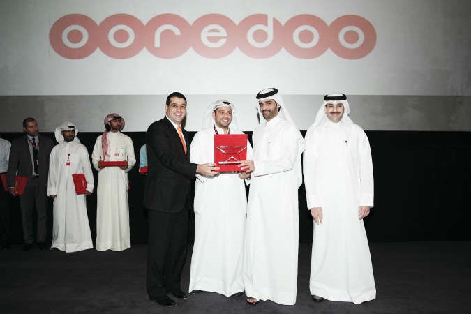 درع تكريمية من Ooredoo لاحد الموظفين المميزين