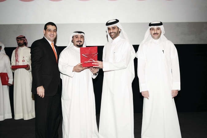 موظف يتسلم تكريم Ooredoo