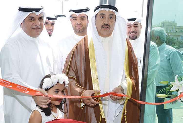 الرجيب والماجد خلال قص الشريط لفرع بنك بوبيان الجديد في منطقة العدان
