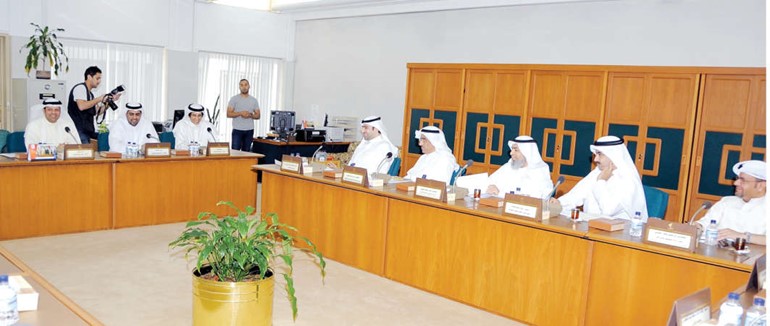 فيصل الكندري وراكان النصف ودمنصور الظفيري وياسر ابل واركان وزارته اثناء اجتماع اللجنة الاسكانية امس