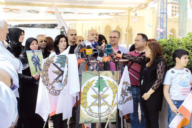 اعتصام لاهالي شهداء الجيش في ساحة الشهداء مطالبين باعادة اعتماد 6 مايو عيدا رسميا لشهداء الوطن وعطلة رسميةمحمود الطويل