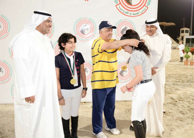 خليل اسد يتوج اللاعبات 