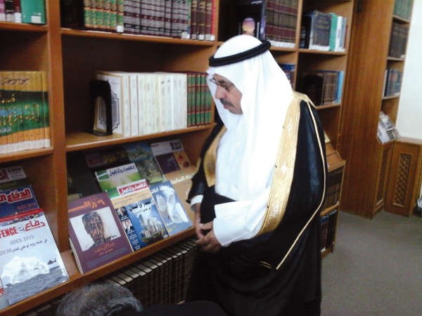 البابطين يطالع عددا من المطبوعات الادبية﻿