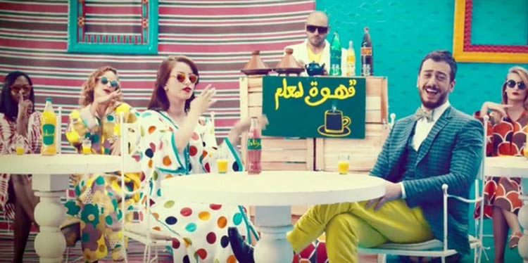 بالفيديو.. سعد المجرد في كليبه الجديد.. معلم مغربي بملابس غريبة وألوان فاقعة ونظارات مثيرة !