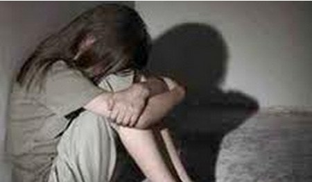 أبو ظبي: براءة خليجي من تهمة التحرش بابنته.. والاثنان يُبكيان الحضور في المحكمة 