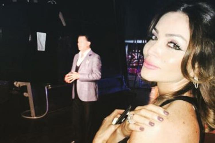 بالصور.. شاهد إطلالة زوجة راغب علامة في كواليس The X factor.. أناقة وجمال 