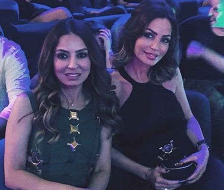 بالصور.. شاهد إطلالة زوجة راغب علامة في كواليس The X factor.. أناقة وجمال 
