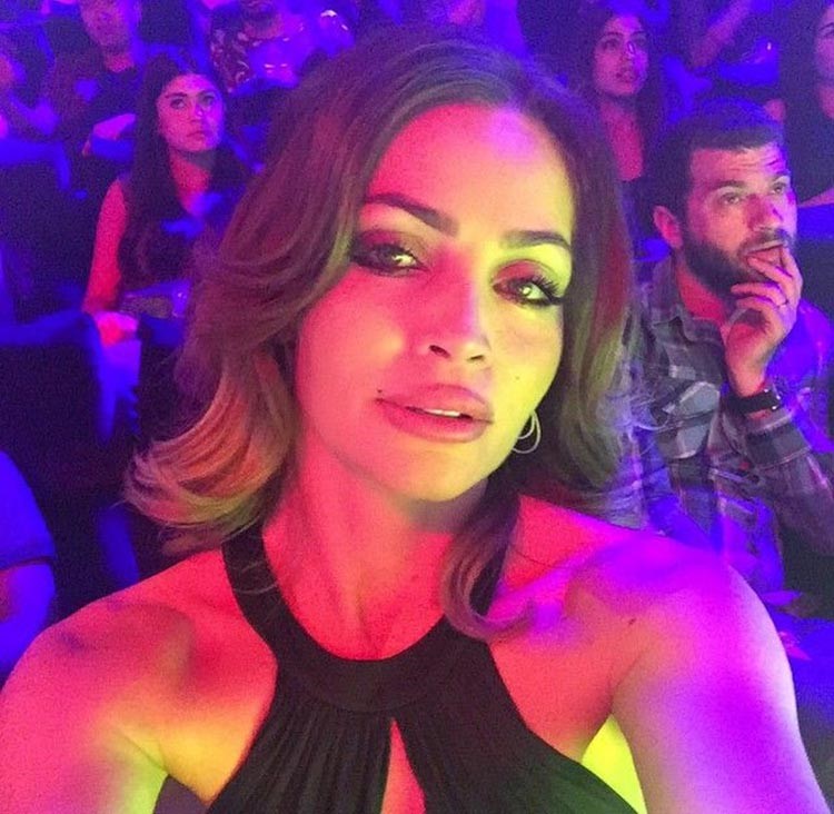 بالصور.. شاهد إطلالة زوجة راغب علامة في كواليس The X factor.. أناقة وجمال 