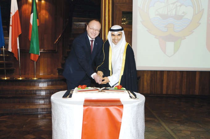 السفير ناصر الصبيح مشاركا السفير الپولندي جشيجوش اولشاك قطع كعكة الاحتفال﻿
