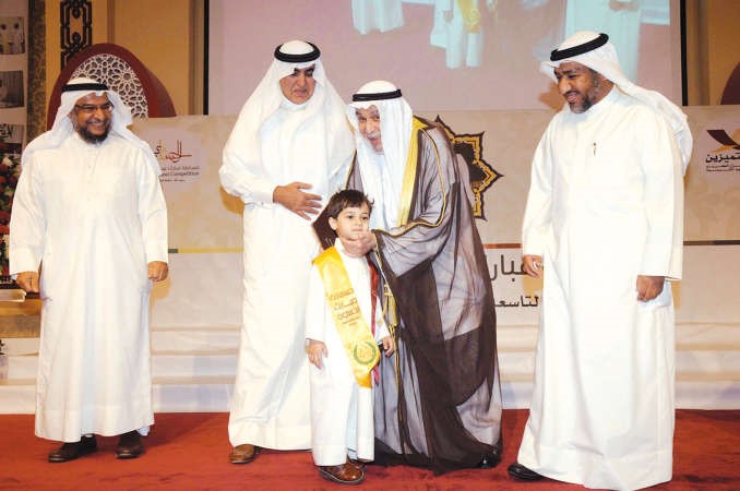 دخالد المذكور وعبدالعزيز الحساوي يكرمان احد الفائزين