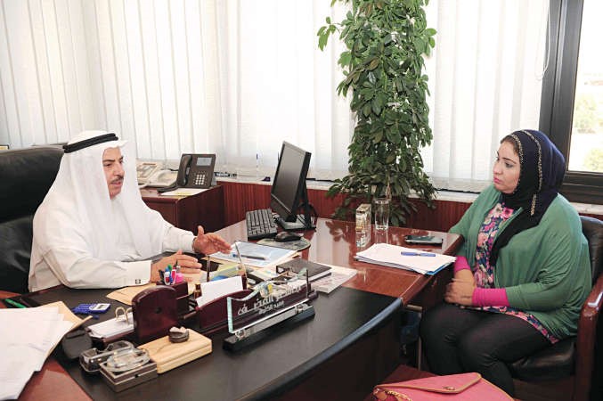 د جاسم المضف متحدثا الى الزميلة الاء خليفة هاني عبدالله