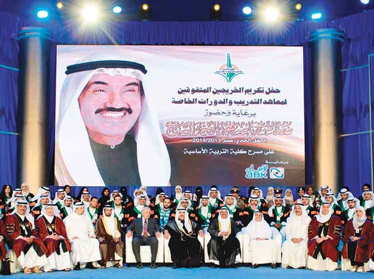 لقطة تذكارية مع عدد من الخريجين 