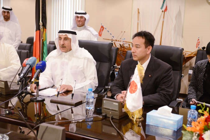 ماحمد الجسار ووزير الاقتصاد والتجارة الياباني دايشيرو ياماجيوا خلال توقيع اتفاقية التعاون 	احمد علي﻿
