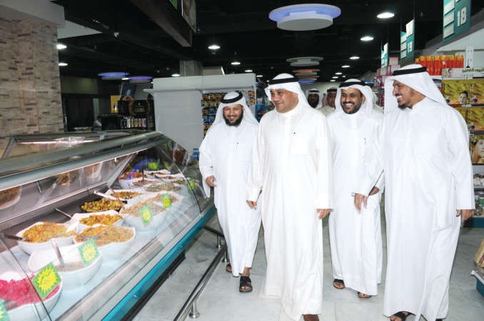دمطر المطيري خلال جولة في السوق المركزي