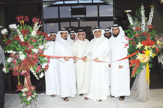 دمطر المطيري ودمبارك العازمي وحسن كاظم يقصون شريط افتتاح السوق المركزي انور الكندري