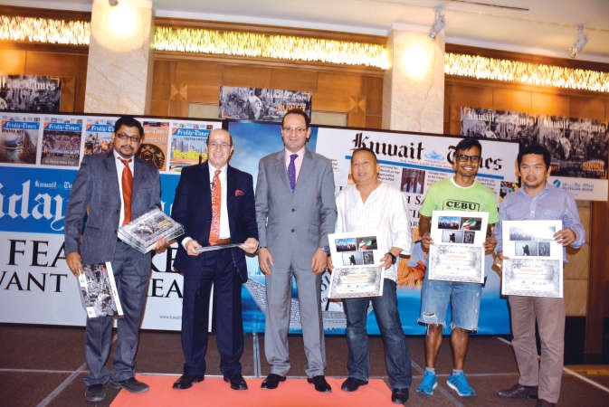 عدنان سعد مع عدد من المشاركين﻿