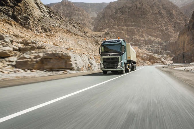اف اتش احدى شاحنات فولفو المزودة بعلبة التروس المتطورة ايشيفت﻿