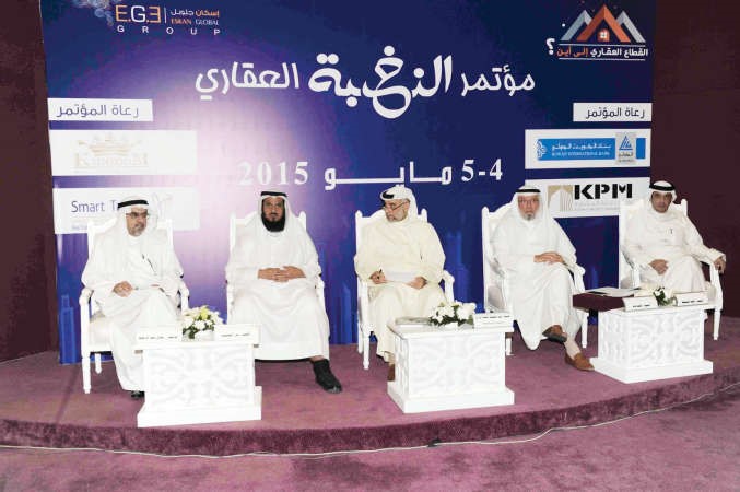 الجلسة الاولى من اليمين احمد السميط واحمد باقر وعبداللطيف العبدالرزاق وبدر الشبيب ودجمال عبدالرحيم