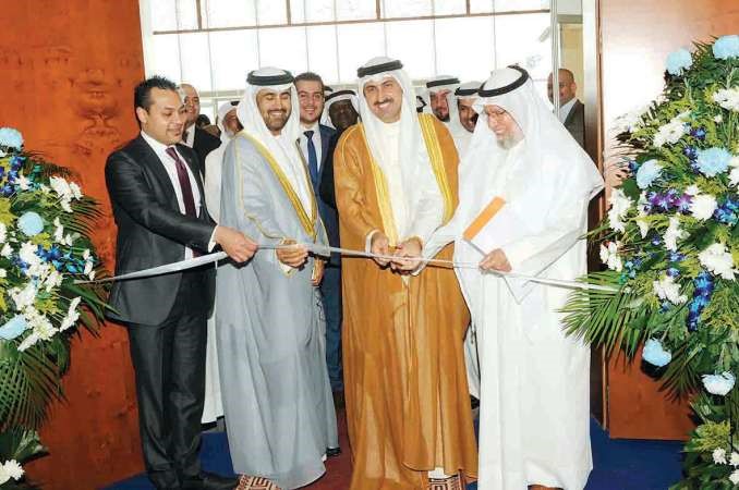 الشيخ نمر الصباح خلال قص شريط افتتاح معرض النخبة العقاري هاني عبدالله