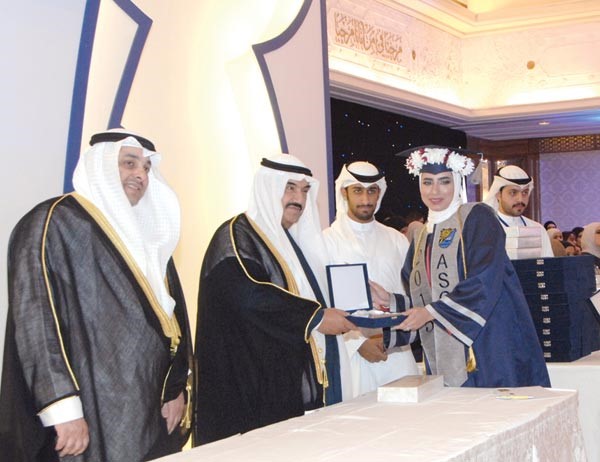 سمو الشيخ ناصر المحمد خلال تكريم احدى الخريجات بحضور الوزير يعقوب الصانع