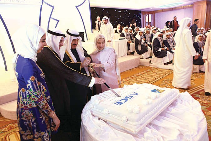 سمو الشيخ ناصر المحمد يشارك يعقوب الصانع ودحياة الحجي قطع كعكة الاحتفال 