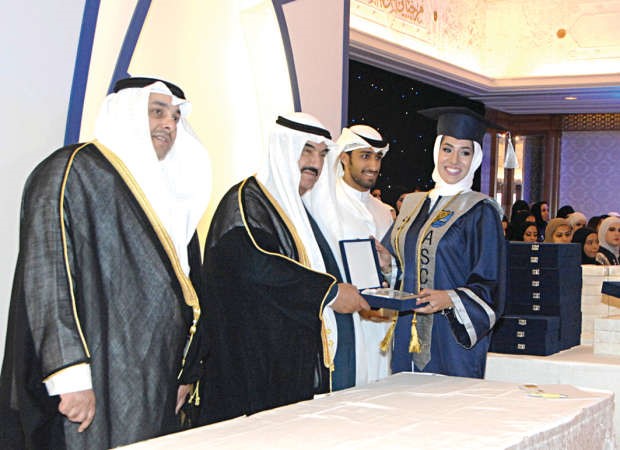 سمو الشيخ ناصر المحمد مكرما احدى الخريجات 