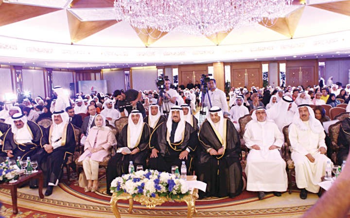 سمو الشيخ ناصر المحمد ويعقوب الصانع وحياة الحجي مع الحضور 