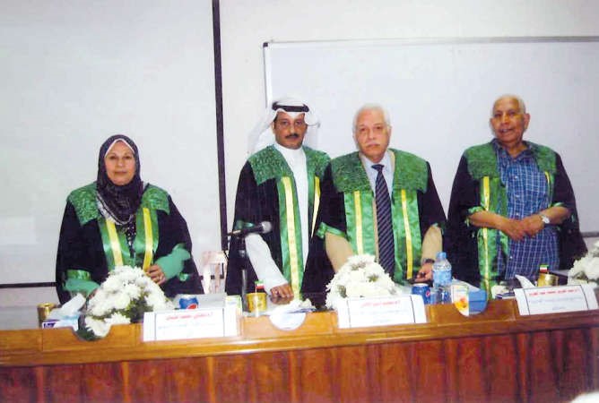 دنشمي الظفيري واعضاء لجنة المناقشة